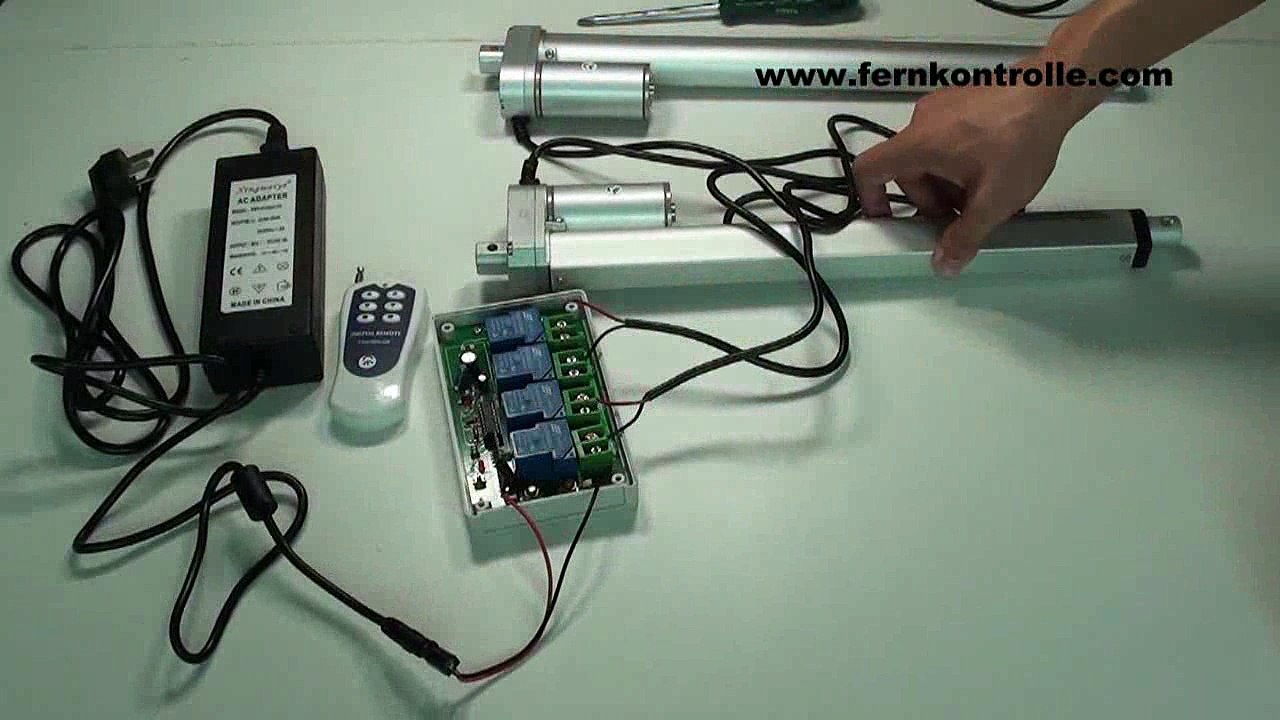 Gleichzetig werden zwei Linearantrieb über Funkfernbedienung gesteuert.