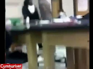 Öğretmen ve öğrencinin sınıftaki kavgası kamerada