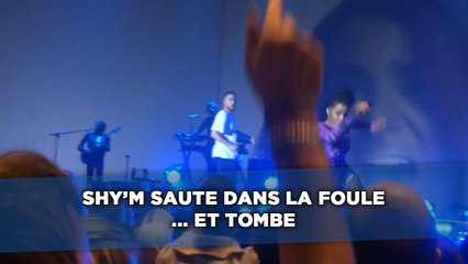Shy'm saute dans la foule.. et tombe.