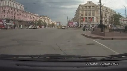 Парень остановил катившуюся машину