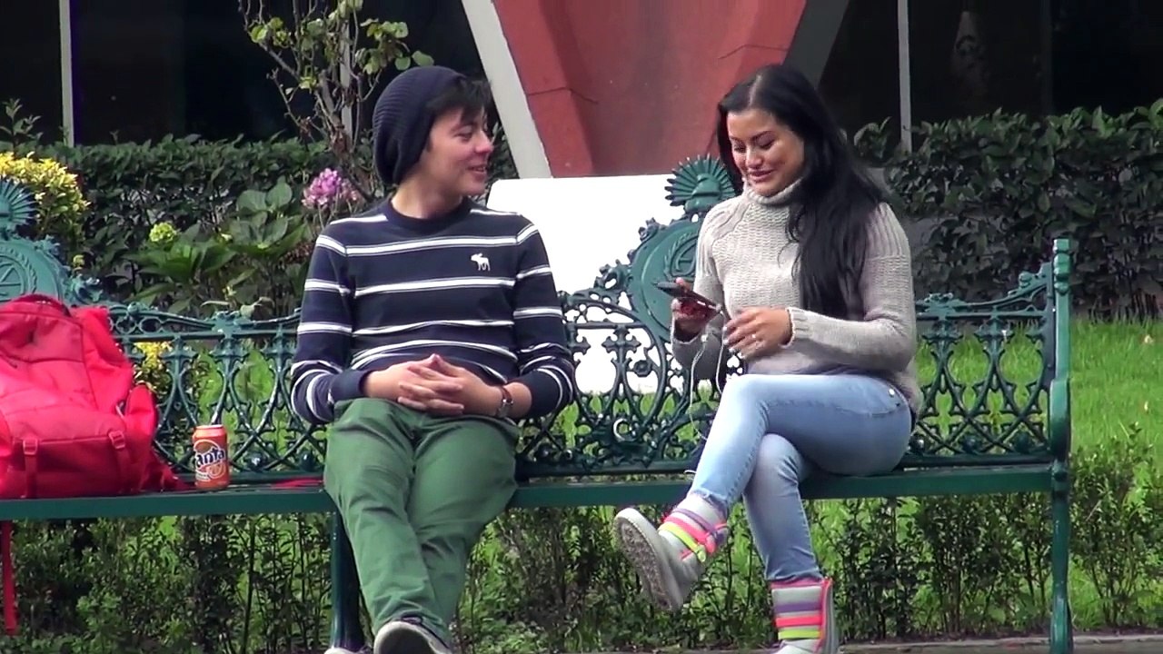 Regalando Besos | Intentando Besar Chicas | Bromas Pesadas en la Calle | SKabeche