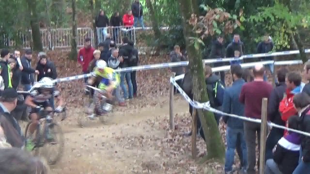 Miguel Martinez monte les marches à vélo