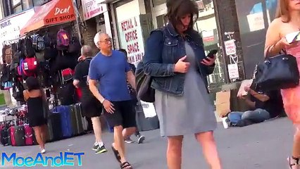 Quand la policière le gifle, le SDF reste calme. Mais le gosse derrière lui le fait pleurer.