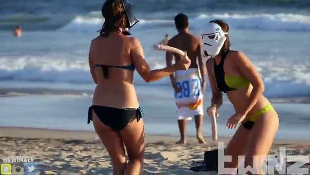 Des filles aux yeux bandés font un combat avec des jouets pour adultes...