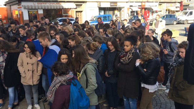 Attentats de Paris: rassemblement lycéen à Vire