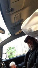 Cet homme paye à manger à un SDF vétéran de guerre et promet de le faire chaque fois qu'il le verra...