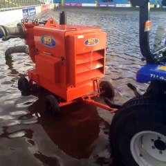 Máquinas são usadas para remover água de estádio na Inglaterra