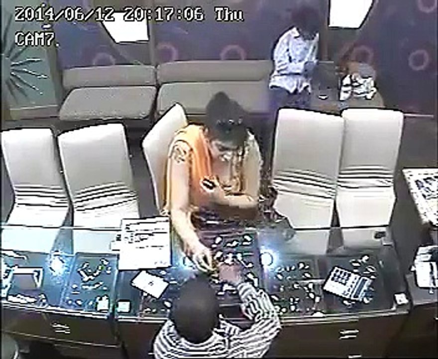 کس طرح ایک چالاک عورت مکاری سے گولڈ چوری کر رہی ہے