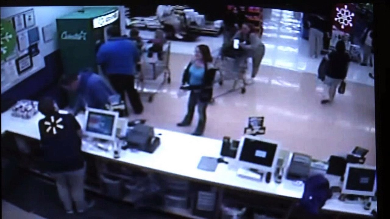 Una Clienta Tira Al Suelo A Otra En La Cola De Un Wal-Mart