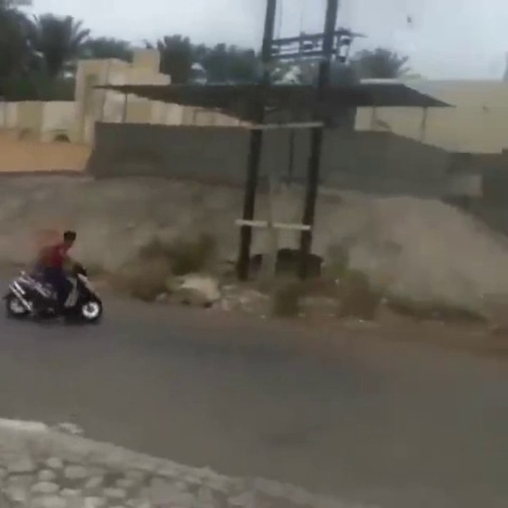Un scooter fait des 360° sur ses roues !