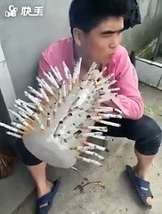 اتنی زیادہ سیگرٹ ایک ساتھ پیتا ہے پھر بھی زندہ ہے.