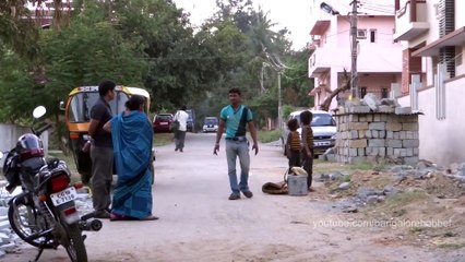 Hai cha con phá tổ ong khổng lồ trên mái nhà để lấy mật