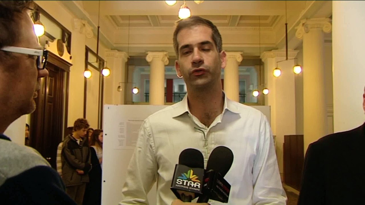 Ο Κώστας Μπακογιάννης στην έκθεση φωτογραφίας για το Πολυτεχνείο