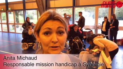 Lucas Deaux et Rémy Riou avec les joueurs du Nantes Fauteuil
