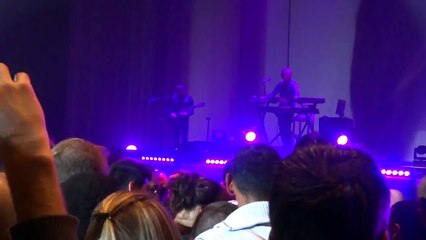 Un peu de légèreté: Shy'm se jette dans le public... et se vautre