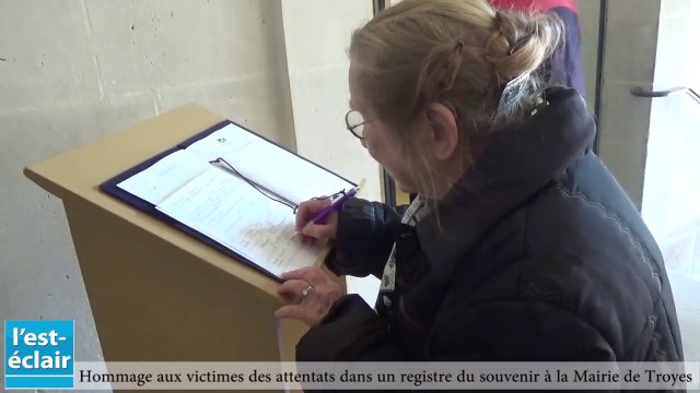 Les troyens rendent hommage aux victimes des attentats de Paris dans un registre du souvenir à la Mairie de Troyes