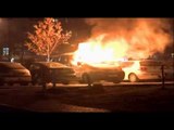 Trazira në Kosovë, protestuesit opozitarë djegin disa makina pranë qeverisë- Ora News