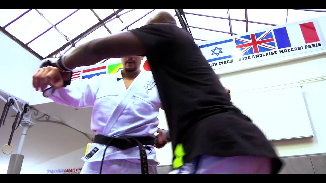 Vincent Parisi initie le chanteur Singuila au Jujitsu Combat dans L'expresso.