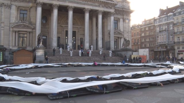 Un domino humain lance la campagne bruxelloise contre la violence conjugale