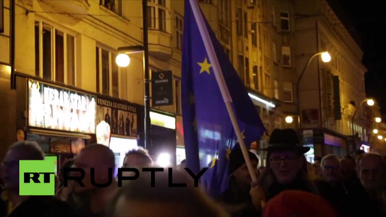 Des manifestants tchèques rendent hommage aux victimes de Paris