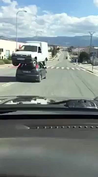 Ta camionnette est en panne, tu appelles un pote, il vient mais n'a pas de cable pour te remorquer ... que fais-tu ?