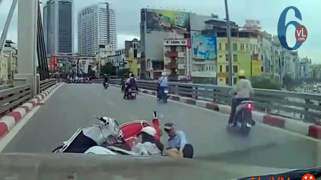 Các anh (các chị) đang đi đường phanh gấp nó ít thôi nhé.Tội 2 em ấy quá giữa cầu luôn