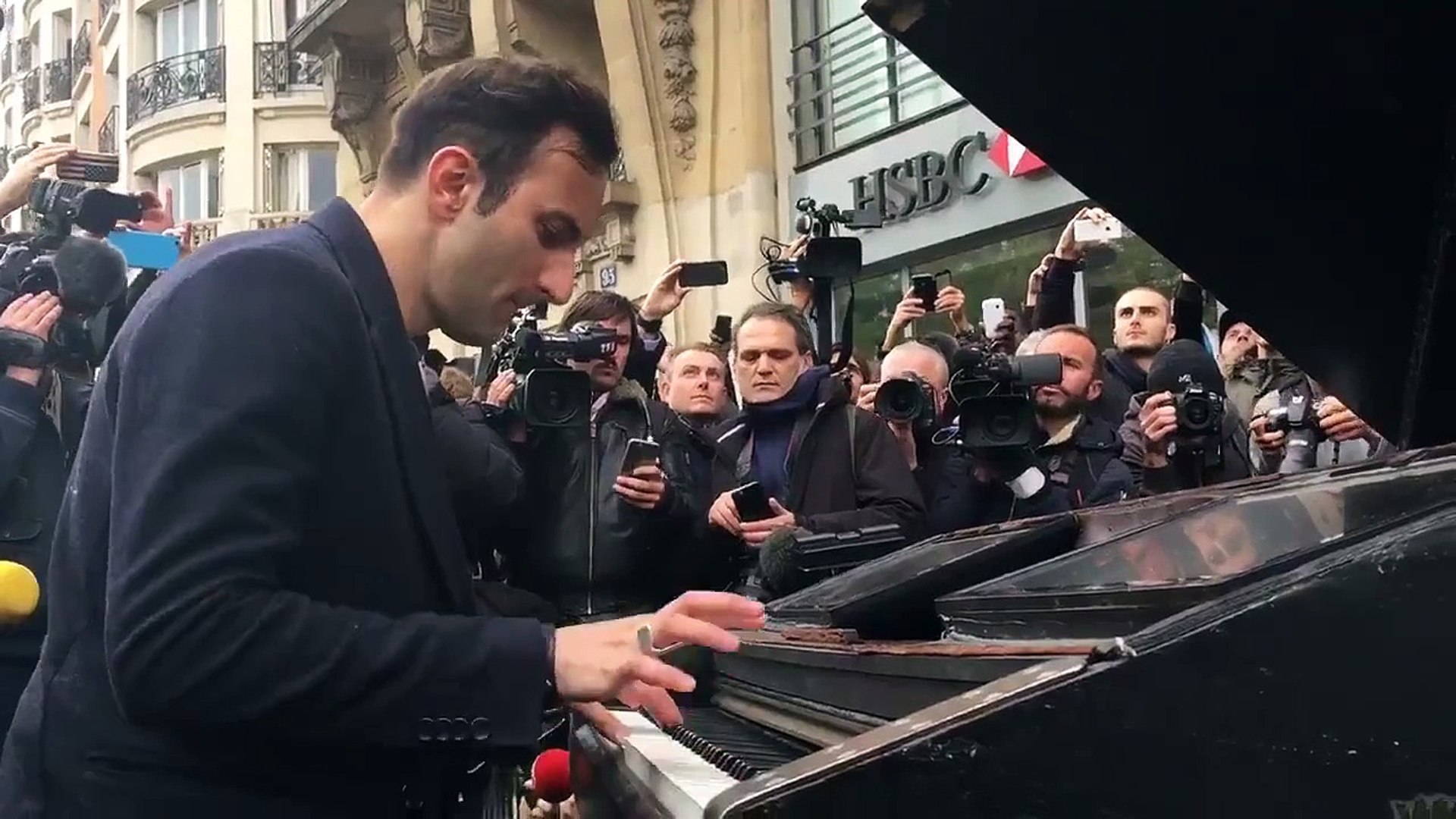 Un pianiste joue Imagine devant le Bataclan - Vidéo Dailymotion