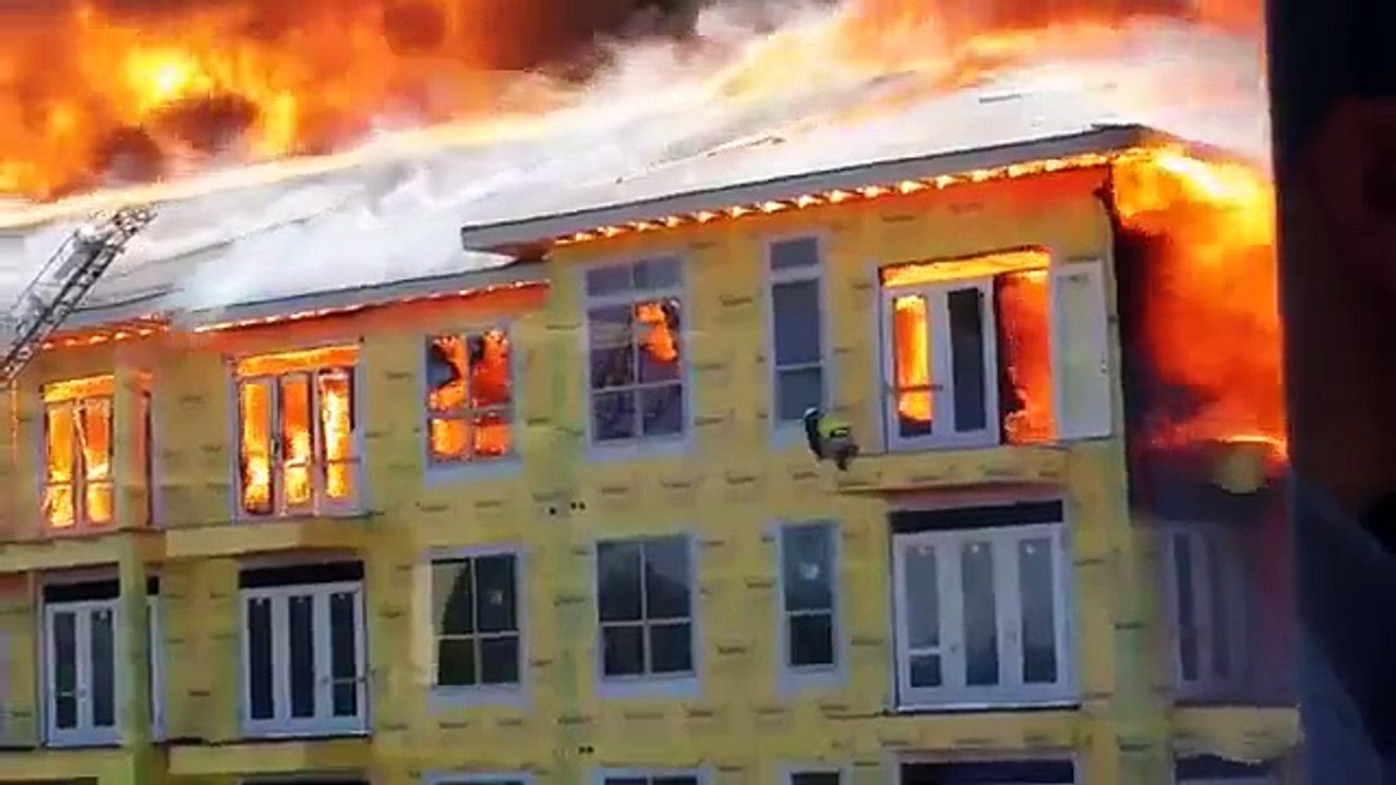 Sauvetage d'un ouvrier dans un bâtiment en feu à Houston (US)