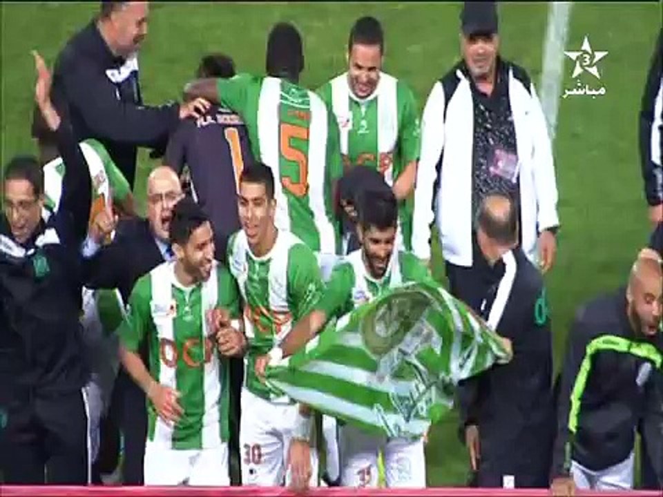 لحظة تسليم الأمير مولاي رشيد كأس العرش لبطل المغرب أولمبيك خريبكة