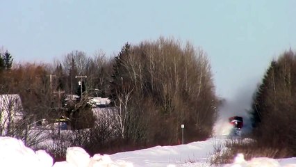 Товарный поезд мчится сквозь снег