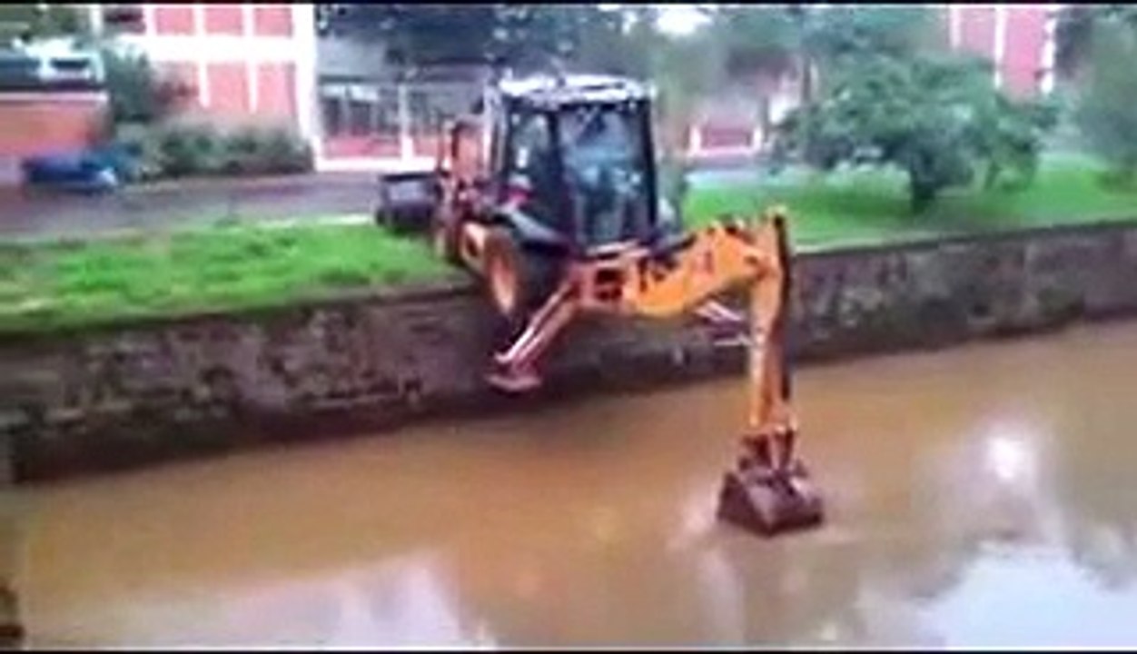 This Guy Has Some Serious Backhoe Skills