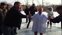 Batismo na Sibéria (quando a pessoa quer entregar a vida a Jesus, nada impede), povo muito corajoso!