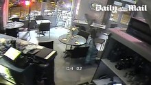 Câmera de Vigilância capta momento ataque terrorista em Paris