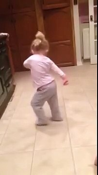 Мама сняла, как её малышка зажигает под любимую песню. Это нечто