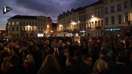 A Molenbeek, le frère d'un des terroristes allume des bougies