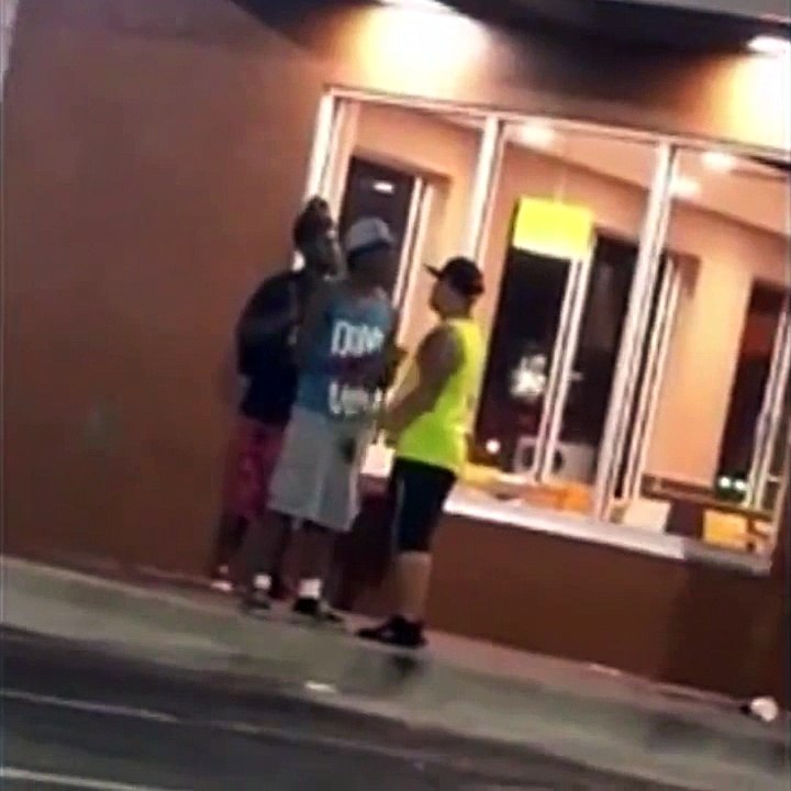 Un homme fait chier un SDF et se fait corriger de suite