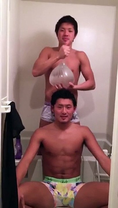 2 Japonais et 1 Préservatif