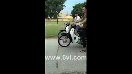Đua xe tốc độ bàn thờ thế này thì các chú ong vàng tuổi tôm mới đuổi kịp