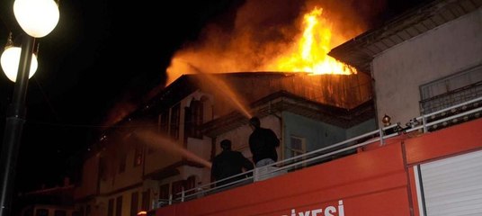 Tokat'ta büyük yangın: 4 evin çatısı yandı