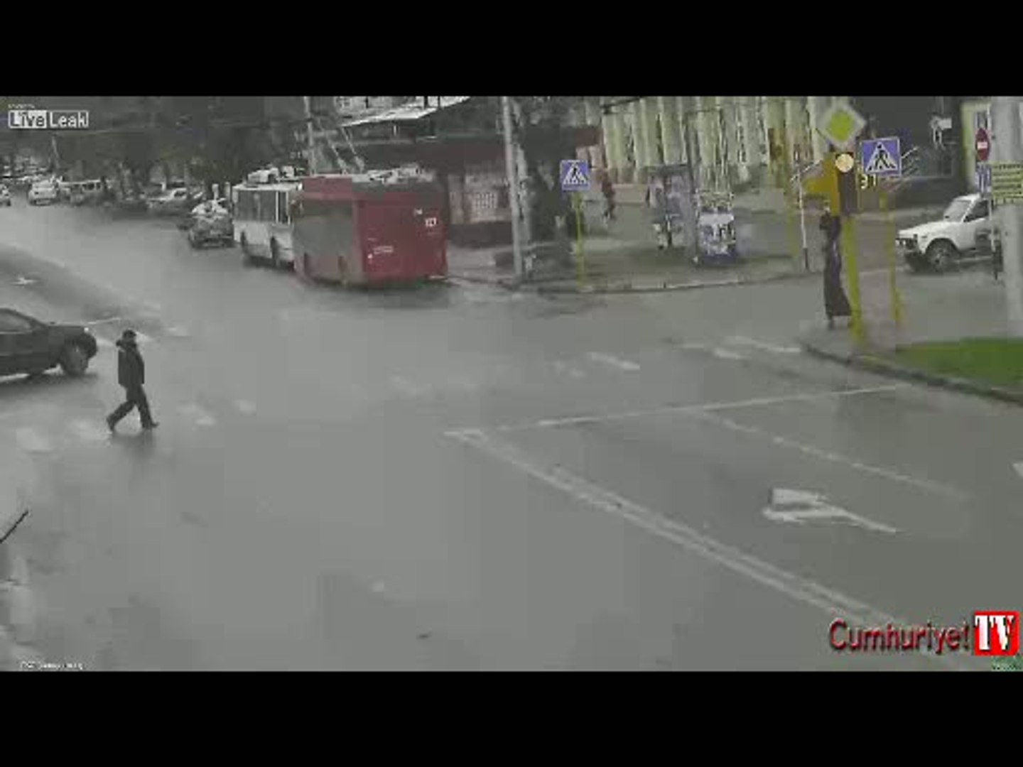 ⁣Korkunç kaza anı: Cip kadını böyle ezdi