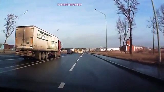 Избежание аварии. Опытный водитель фуры