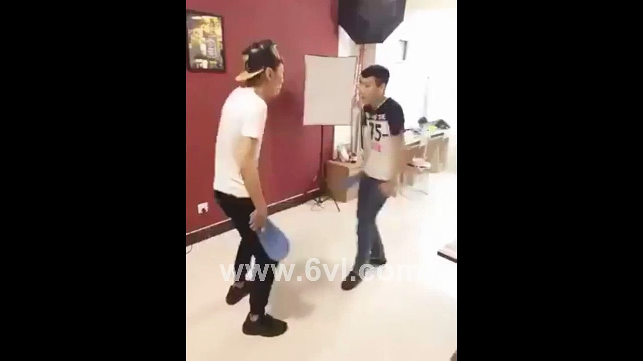 Ai chơi trò này ko - Té ghế với thánh ko đội mũ