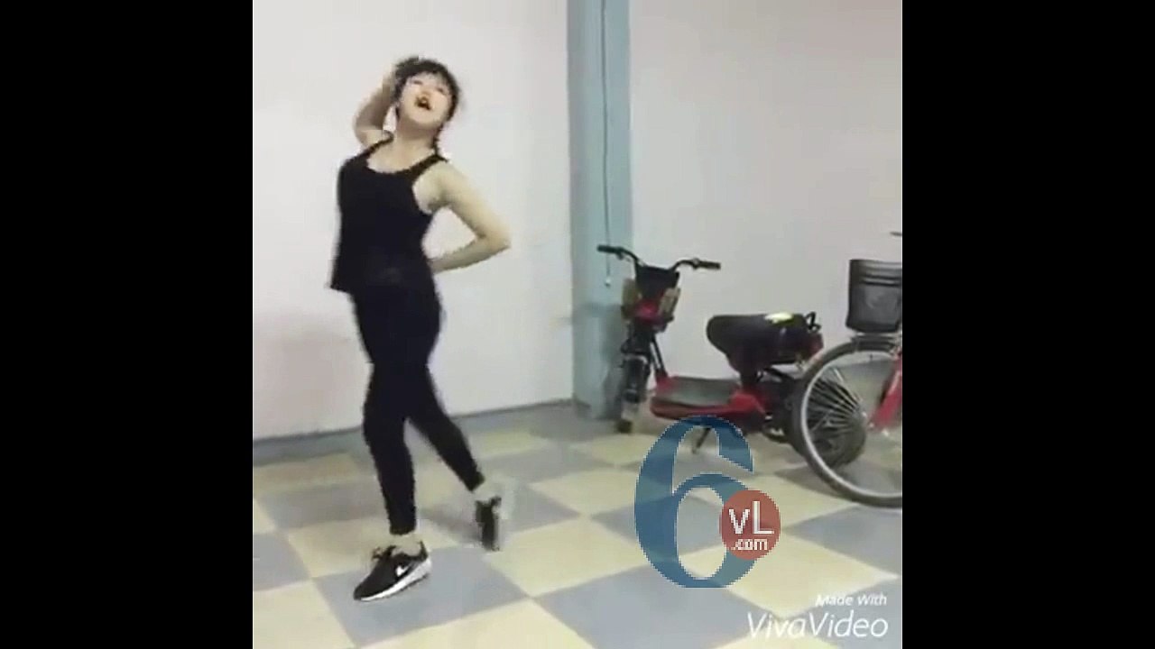 Nhìn người em như bún làm nem =))