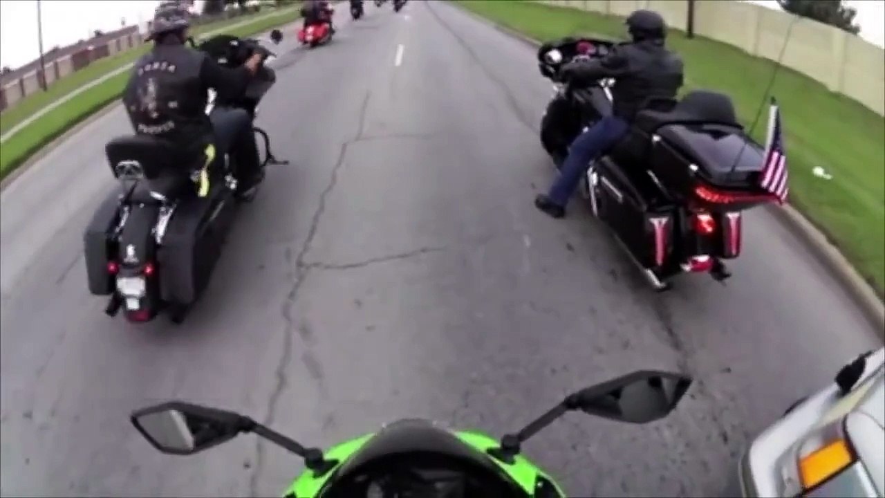 Un conducteur impatient prend des risques pour passer un convoi de motards