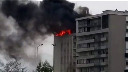 Incendie toit immeuble pont de Witry (Reims)