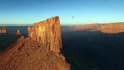 Record : Un français marche 500m au-dessus du vide dans le désert de l'Utah