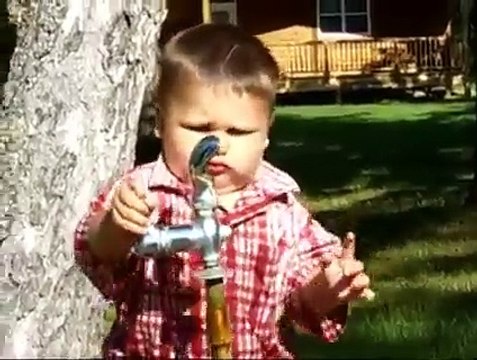 Ce gamin n'arrive pas à boire au robinet... Hilarant