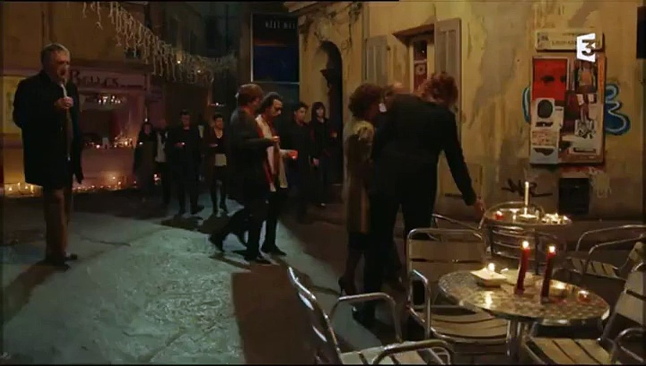 Attentats de Paris: "Plus belle la vie" rend hommage aux victimes