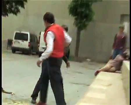 Two drunks fight Двое пьяных мужиков дерутся