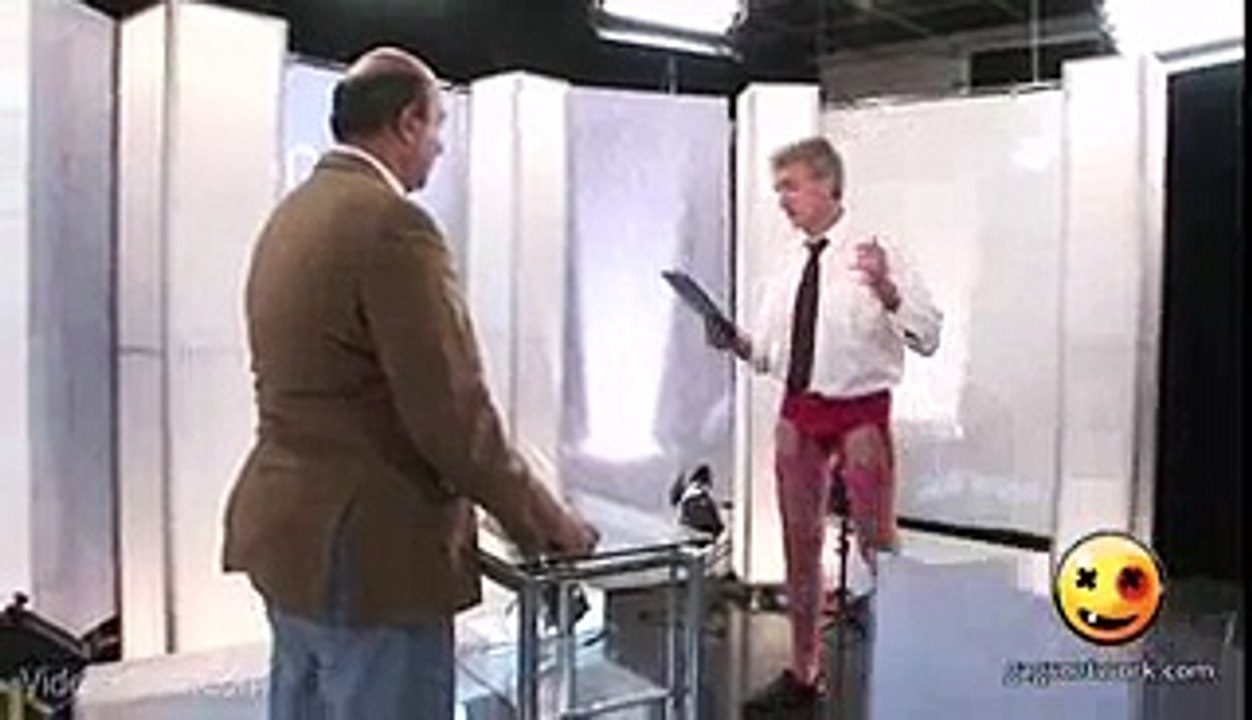 News Reporter P@ntie Mein Ghum Raha Hai - Very Funny Prank